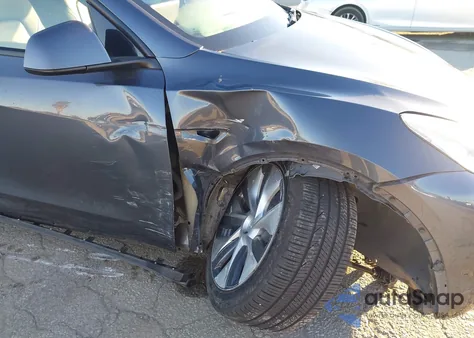 2021 Tesla Model Y Long Range Dual Motor All-Wheel Drive z USA, uszkodzony, nr VIN 5YJYGDEE6MF233902